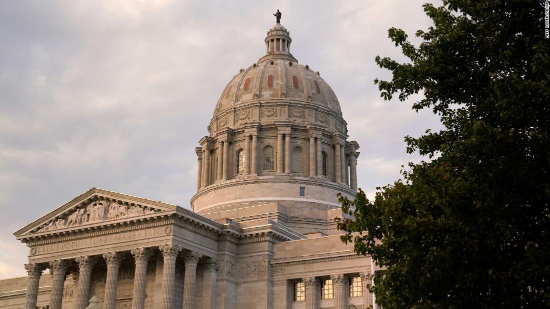 missouri-lawmakers-adopt-stricter-dress-code-for-women-in-state-house