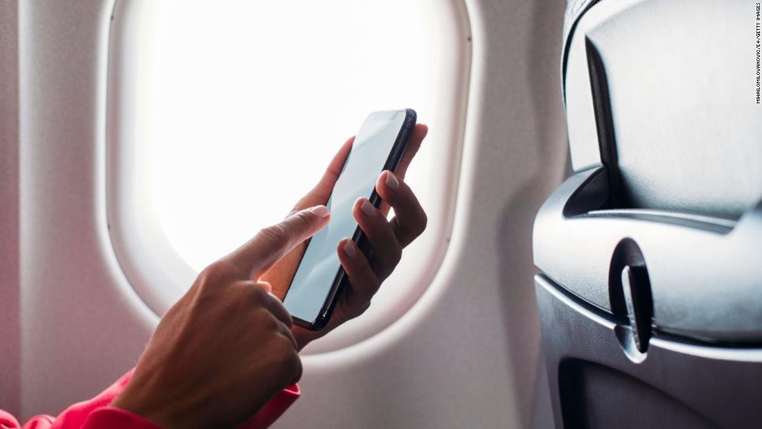 here’s-the-real-reason-to-turn-on-airplane-mode-when-you-fly