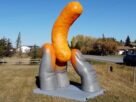 giant-roadside-cheeto-attracts-a-crowd