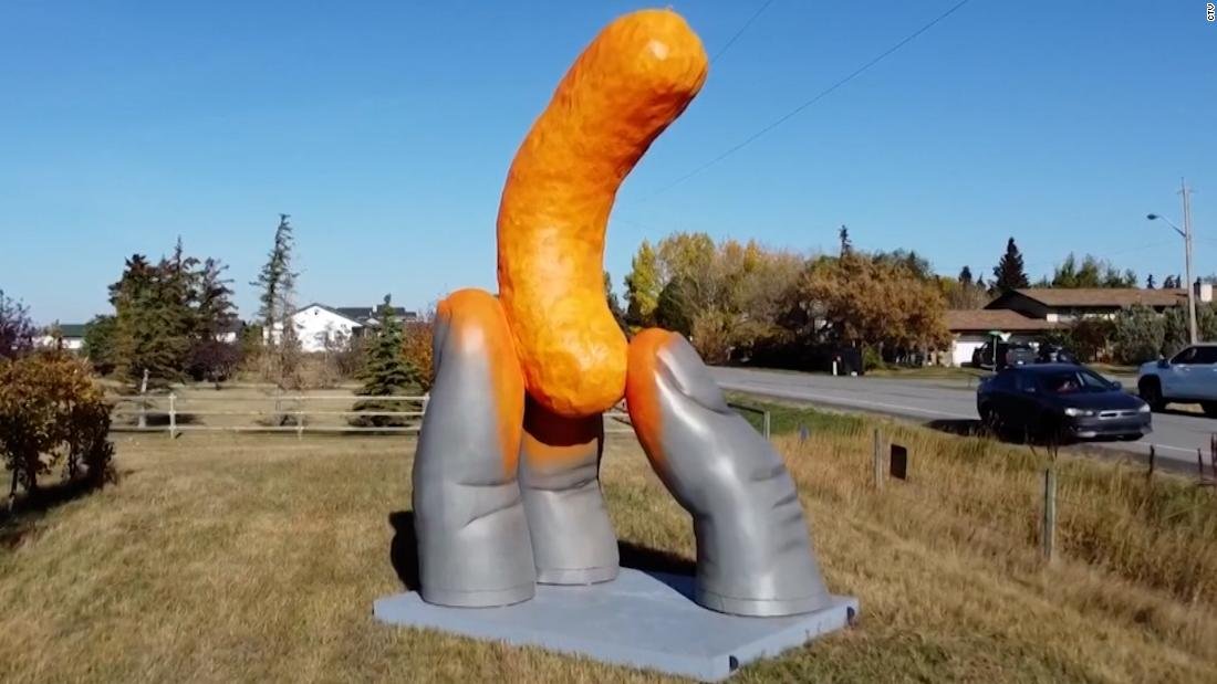 giant-roadside-cheeto-attracts-a-crowd