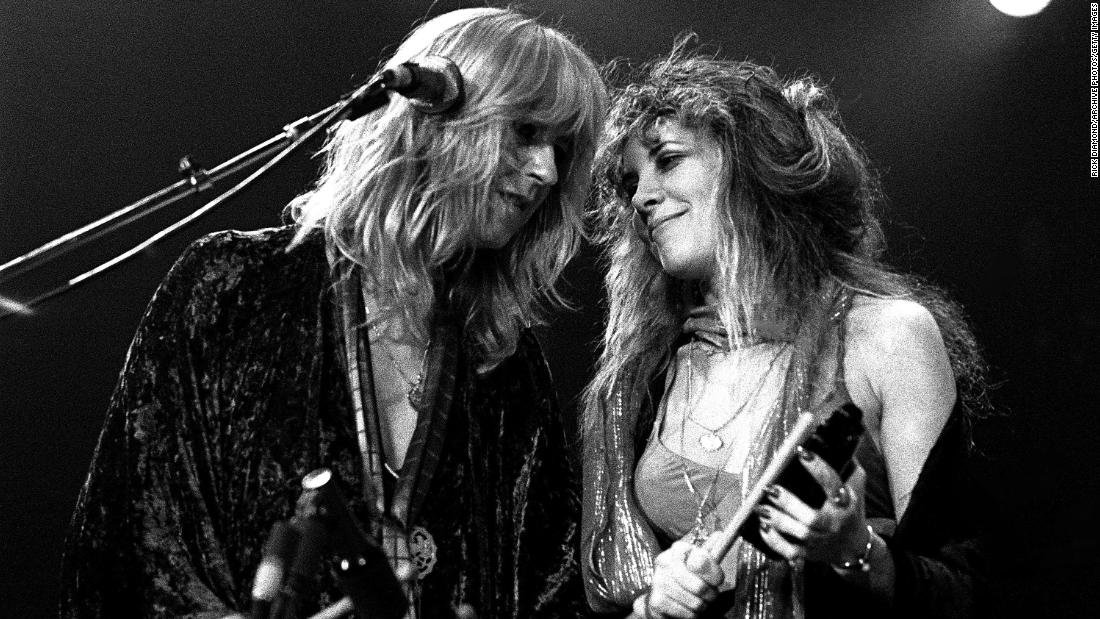 inside-christine-mcvie’s-and-stevie-nicks’-decades-long-friendship