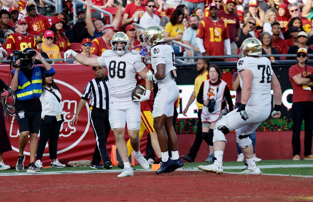 no.-5-notre-dame-clinches-college-football-playoff-spot-with-2-pick-6s-in-49–28-win-over-usc