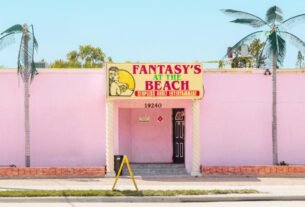 the-surreal-facades-of-america’s-strip-clubs