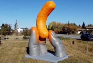 giant-roadside-cheeto-attracts-a-crowd