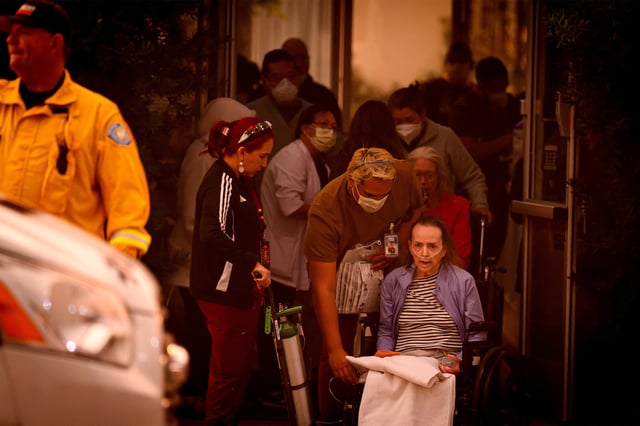 medicos-y-enfermeras-siguen-haciendo-su-trabajo,-mientras-los-incendios-jaquean-el-sistema-de-salud-de-los-angeles