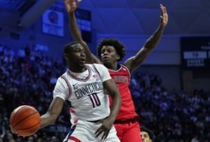 no-19-uconn-gives-away-double-digit-lead-in-68-62-loss-to-no-12-st.-john’s