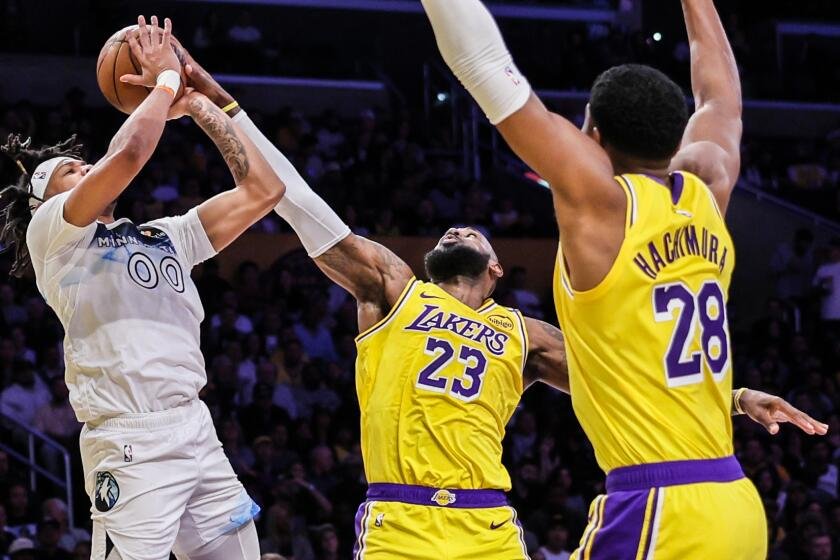 lebron’s-big-game-helps-lakers-fend-off-collapse-for-fourth-straight-win