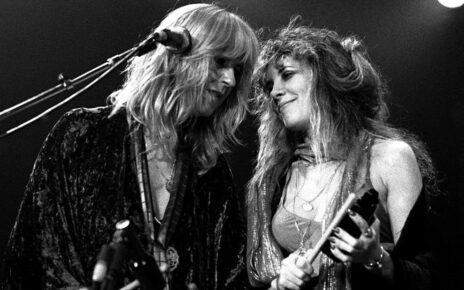 inside-christine-mcvie’s-and-stevie-nicks’-decades-long-friendship