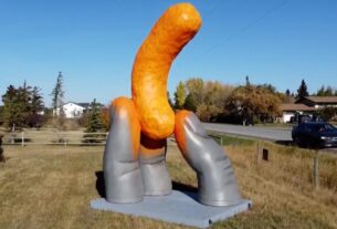 giant-roadside-cheeto-attracts-a-crowd