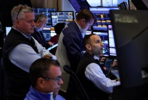 wall-st-futures-slip-after-tech-selloff;-earnings,-fed-meet-in-focus