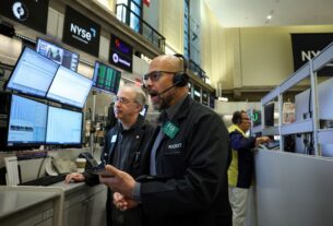 us-stock-futures-dip-after-powell-led-rally-on-september-cut-expectations