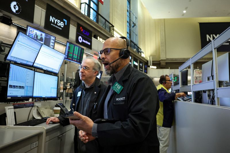 us-stock-futures-dip-after-powell-led-rally-on-september-cut-expectations