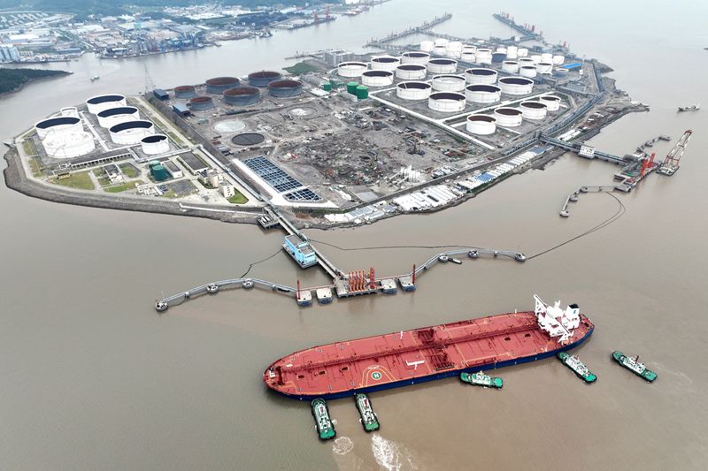 oil-prices-settle-lower,-us-economic-concerns-outweigh-fed-rate-cut