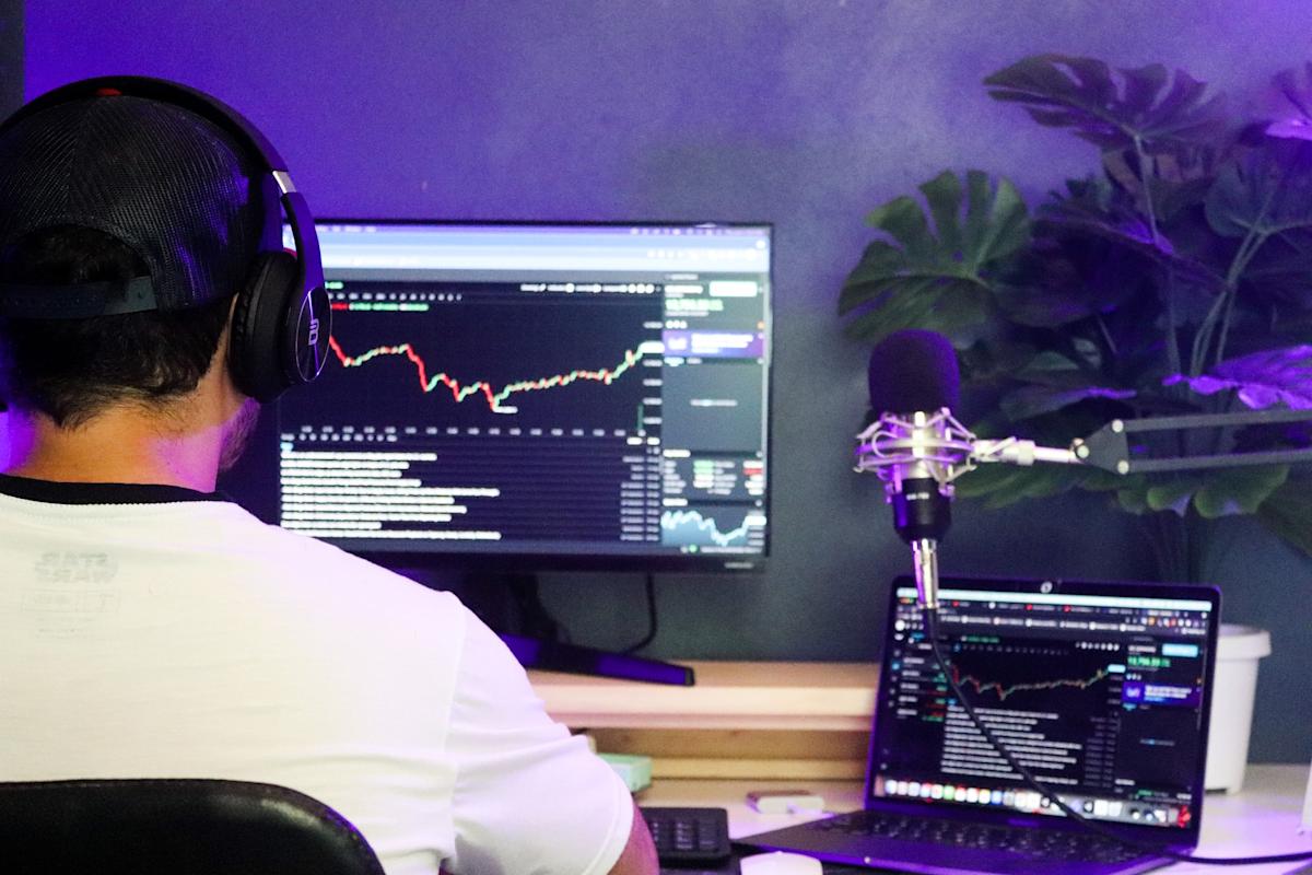 reddit-(rddt)-soars-12%-on-bargain-hunting,-key-execs-dispose-of-shares