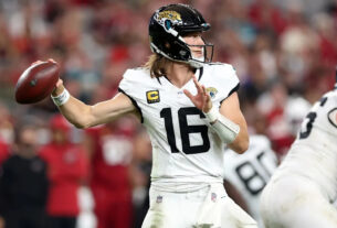 despite-7-4-record,-jaguars-qb-trevor-lawrence-lead-nfl-with-14-turnovers