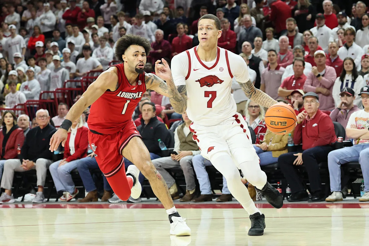 louisville-basketball-unable-to-rebound-from-sloppy-half-vs-arkansas