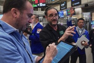 wall-street-drifts-as-intel-tumbles-and-gold’s-price-rises-to-another-record