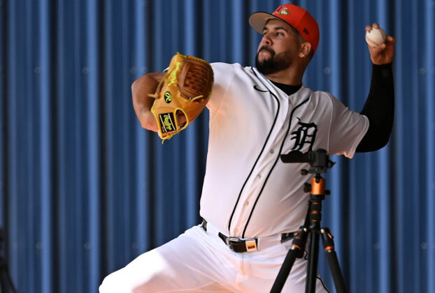 detroit-tigers-call-up-reliever-burch-smith;-send-lefty-enmanuel-de-jesus-to-toledo