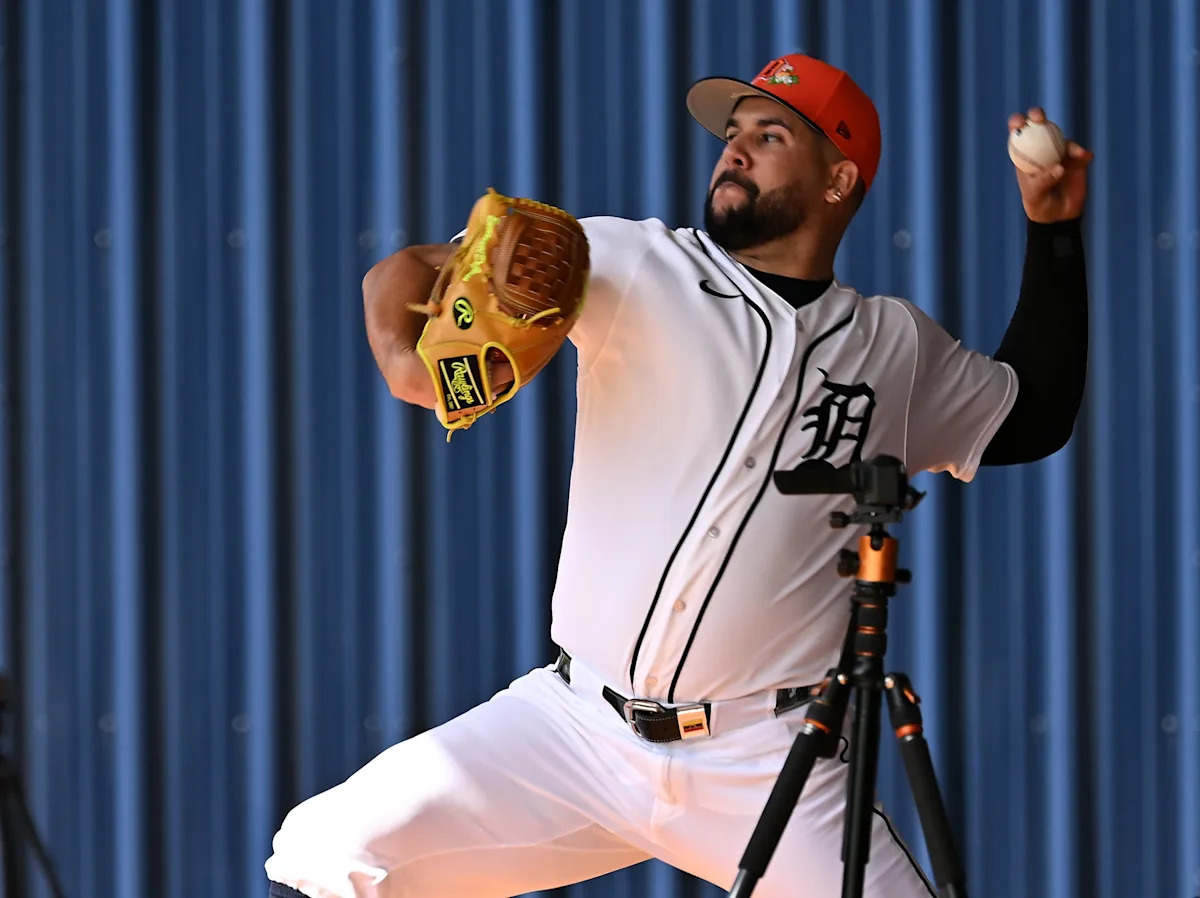 detroit-tigers-call-up-reliever-burch-smith;-send-lefty-enmanuel-de-jesus-to-toledo
