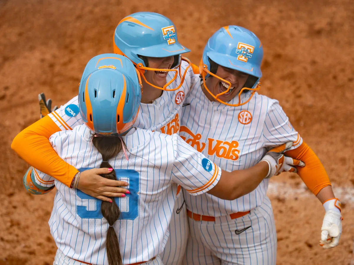 tennessee-softball-defeats-virginia-in-knoxville-regional