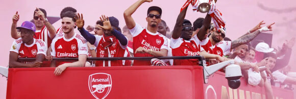 arsenal-fans-turn-streets-red-for-victory-parade
