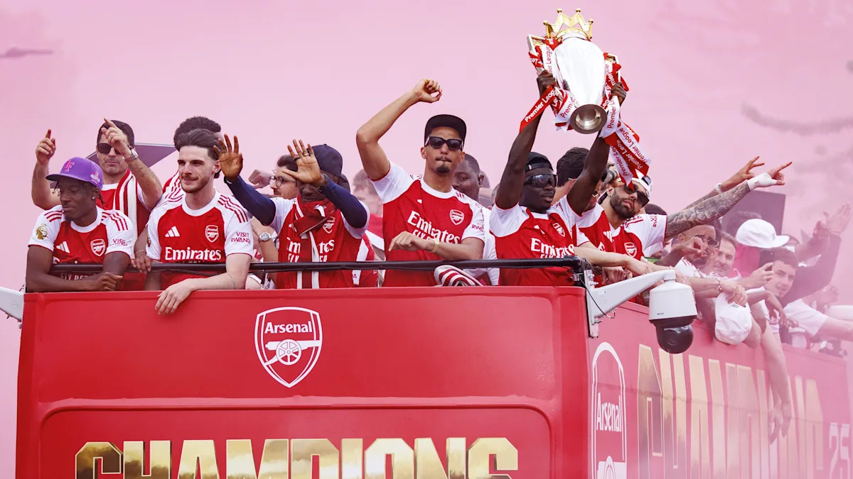 arsenal-fans-turn-streets-red-for-victory-parade