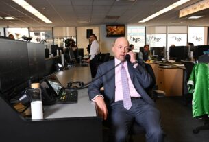 jim-cramer-sends-a-stern-message-to-spacex-buyers