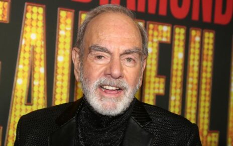 neil-diamond-surprises-audience-with-‘sweet-caroline’-performance-at-broadway-opening-of-‘a-beautiful-noise’