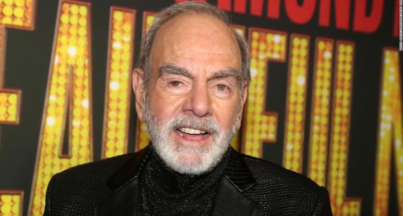 neil-diamond-surprises-audience-with-‘sweet-caroline’-performance-at-broadway-opening-of-‘a-beautiful-noise’