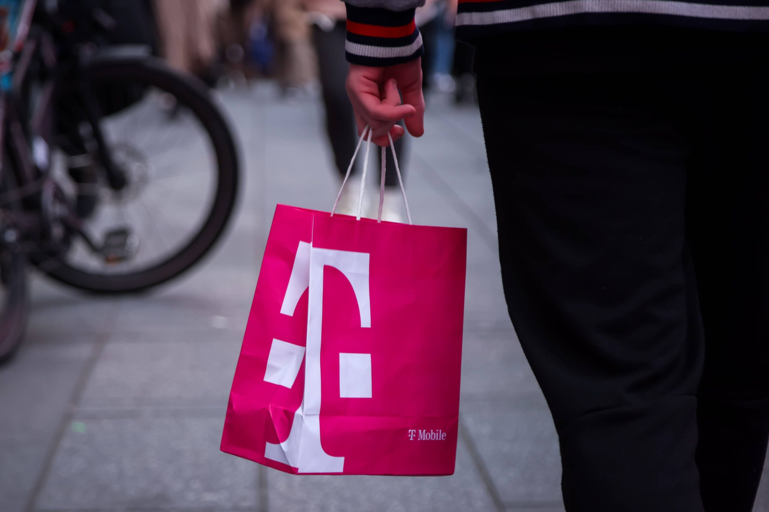 t-mobile-and-verizon-face-a-new-broadband-rival