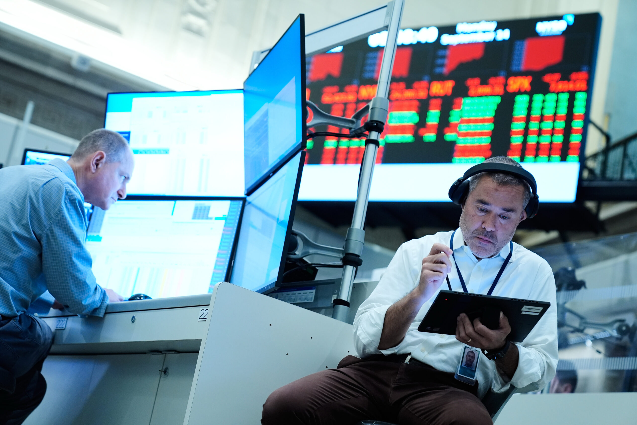 pressure-from-the-bond-market-hits-a-new-level,-and-us-stocks-slide-on-worries-about-inflation